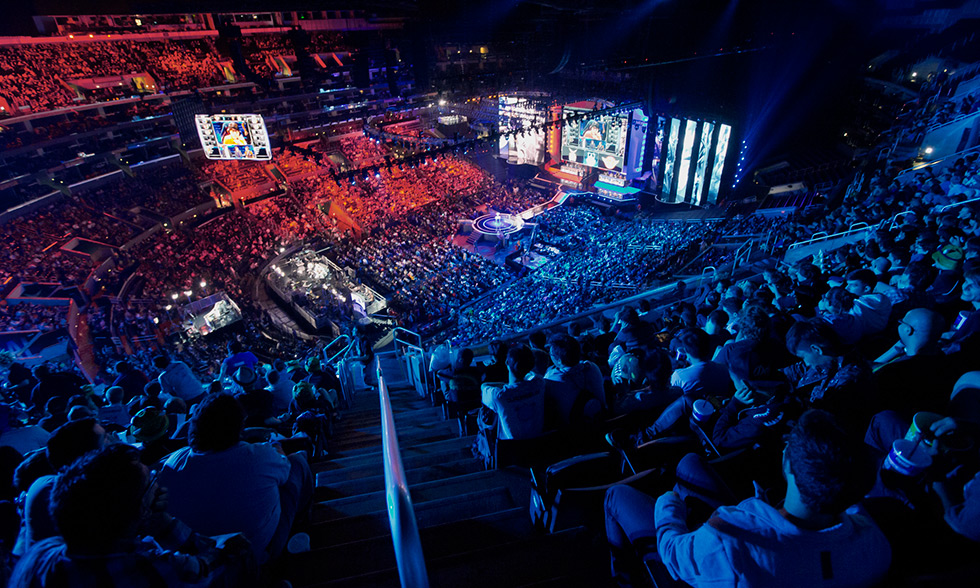 地方棋牌“双扣”配合：解析对友间如何通过舍牌信号传递炸弹数量的信息博弈。