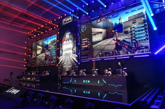 线上扑克 vs 线下扑克：环境变化带来的策略调整。（线上与线下扑克：环境差异驱动的策略调整）