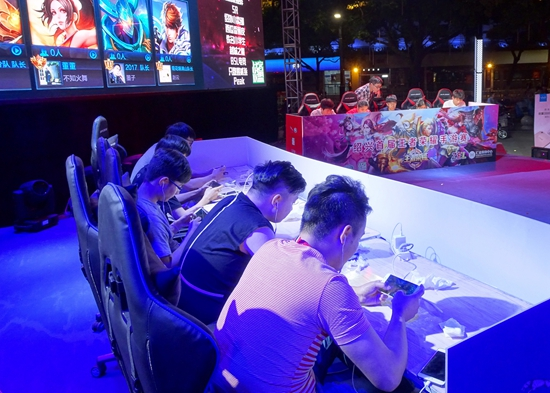 Hanwha Life Esports 晋级 LCK Cup 2025 季后赛第二轮，击败了 T1 。