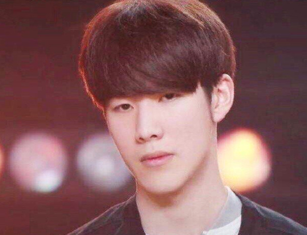 扎金花中的“暗钱”与“明钱”：解析规则中的不平等博弈溢价。（不对称规则的溢价：扎金花里“暗钱”与“明钱”的博弈）