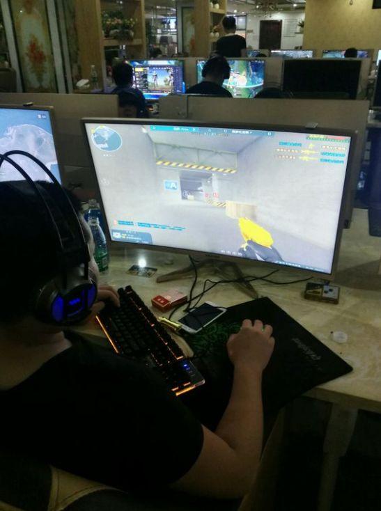 LOL官方发起世界赛预测， 其中解说AUX发布回复