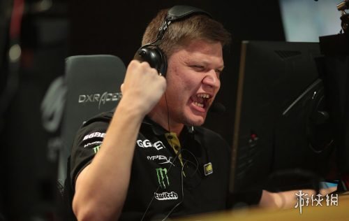 德扑读心术：对手下注时的细微动作暴露了什么？（德州扑克心理洞察：对手下注瞬间的肢体语言传递了哪些信号？）